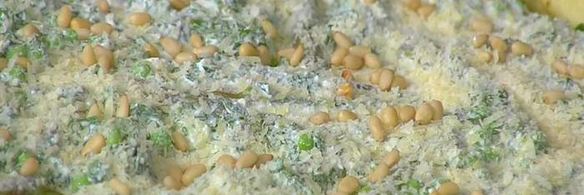 творожный тарт с зеленым горошком, спаржей и кедровыми орехами