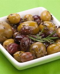 Теплые маринованные оливки по-французски