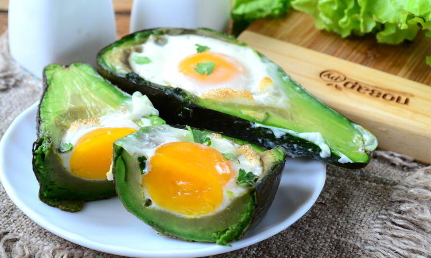 Рецепт яичницы в авокадо