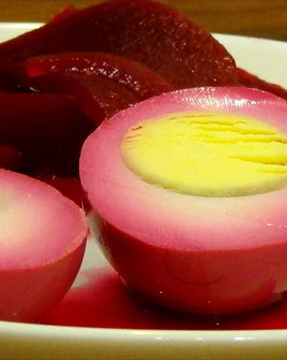 Яйца, маринованные со свеклой