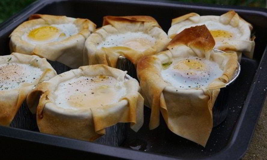 Рецепт яиц, запеченных в корзиночках фило с грибами