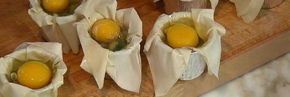 яйца, запеченные в корзиночках фило с грибами