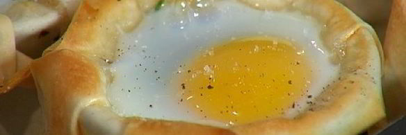 яйца, запеченные в корзиночках фило с грибами