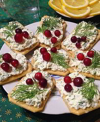 Закуска из крекеров с брынзой