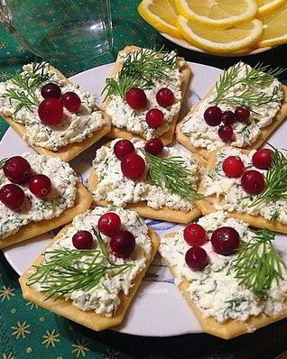 Закуска из крекеров с брынзой