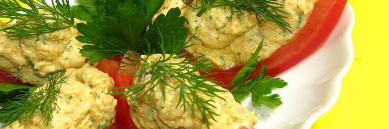 Закуска из куриного паштета со сливочным сыром и зеленью в лодочках из помидора