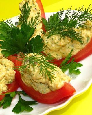 Закуска из куриного паштета со сливочным сыром и зеленью в лодочках из помидора