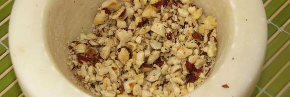 закуска из куриного паштета со сливочным сыром и зеленью в лодочках из помидора