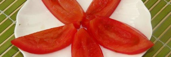 закуска из куриного паштета со сливочным сыром и зеленью в лодочках из помидора