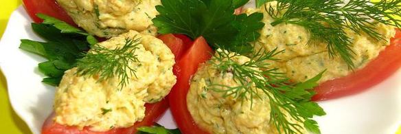 закуска из куриного паштета со сливочным сыром и зеленью в лодочках из помидора