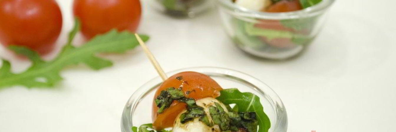 Закуска из моцареллы с помидорами на шпажках