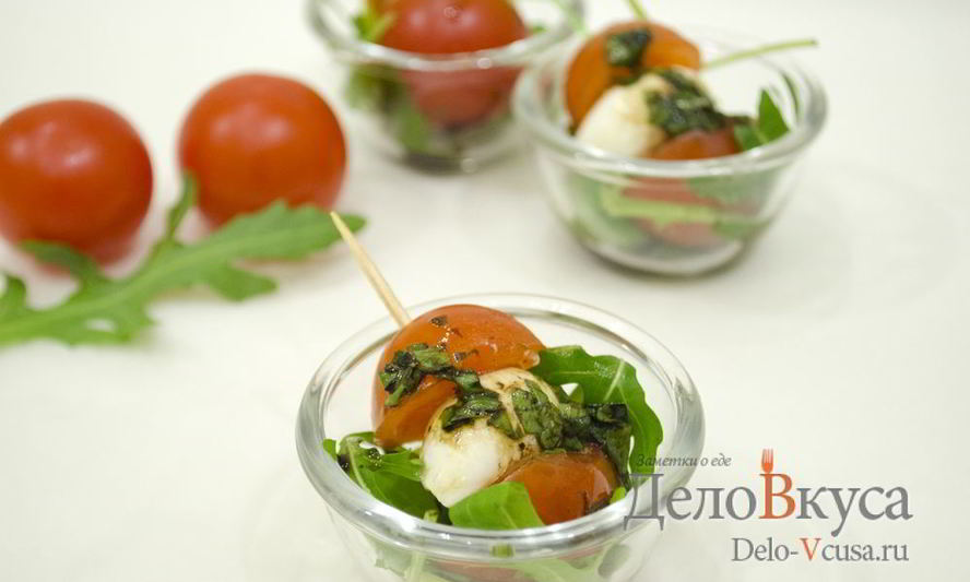 Рецепт закуски из моцареллы с помидорами на шпажках