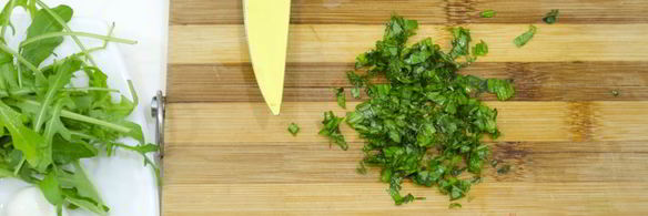 закуска из моцареллы с помидорами на шпажках