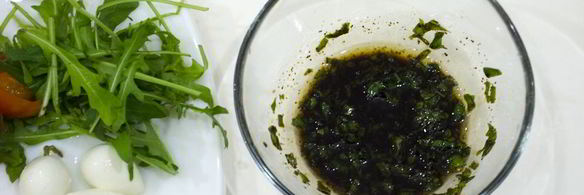 закуска из моцареллы с помидорами на шпажках