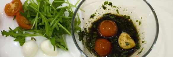 закуска из моцареллы с помидорами на шпажках