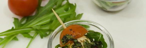 закуска из моцареллы с помидорами на шпажках