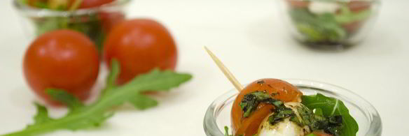 закуска из моцареллы с помидорами на шпажках