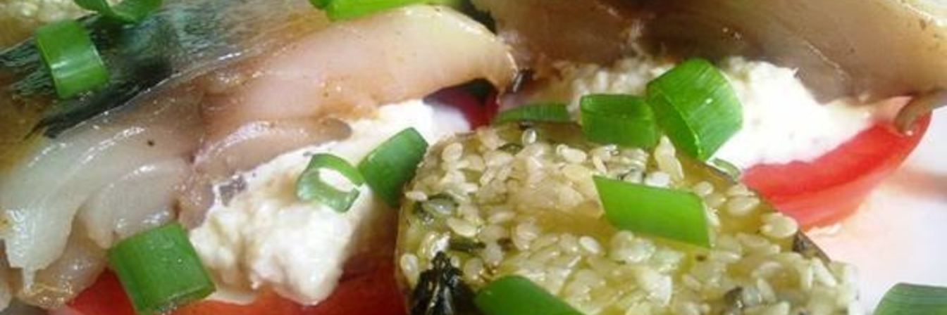 Закуска из скумбрии и помидор с соусом