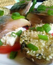 Закуска из скумбрии и помидор с соусом