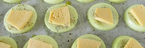 закуска из запеченного лука с сыром