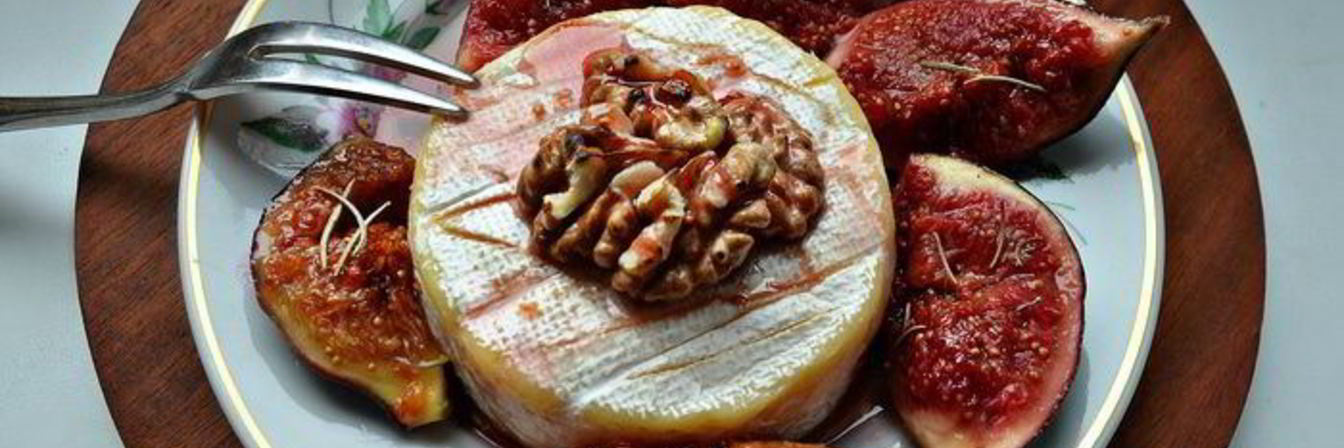 Запеченный сыр Бри с глазированным инжиром