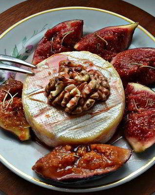 Запеченный сыр Бри с глазированным инжиром