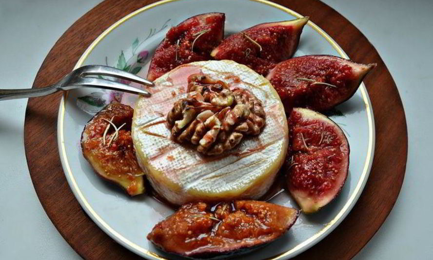 Рецепт запеченного сыра бри с глазированным инжиром