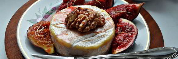 запеченный сыр бри с глазированным инжиром