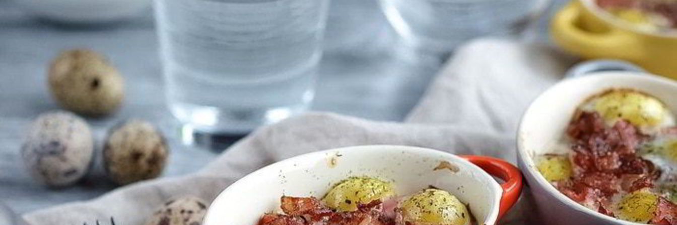 Запеченные перепелиные яйца с помидорами и беконом