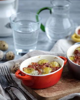 Запеченные перепелиные яйца с помидорами и беконом