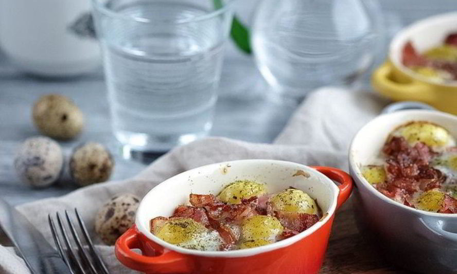 Рецепт запеченных перепелиных яиц с помидорами и беконом