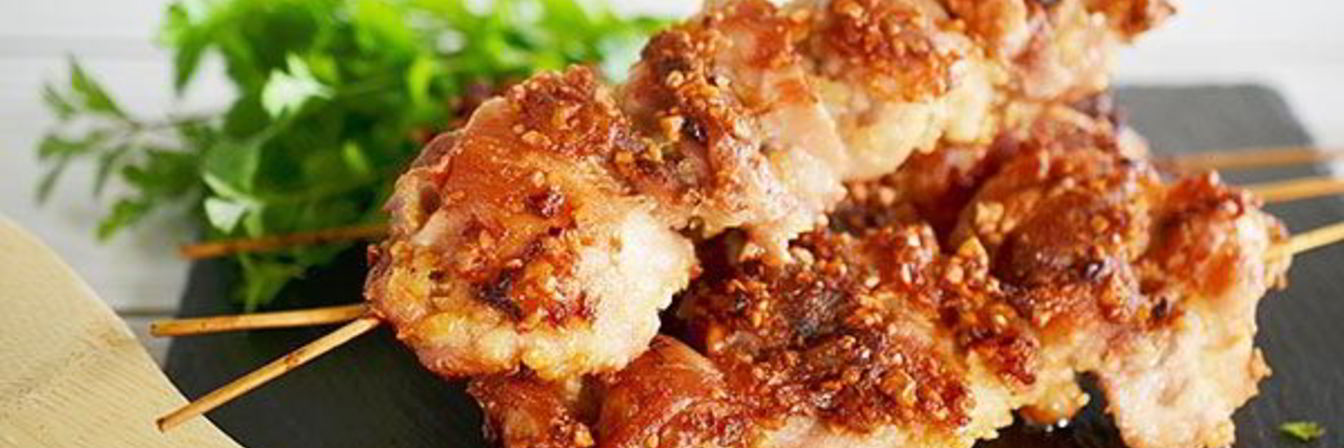 Зате — запеченные кусочки курицы, замаринованные в пикантном маринаде с пряностями и арахисом