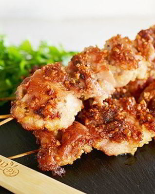 Зате — запеченные кусочки курицы, замаринованные в пикантном маринаде с пряностями и арахисом