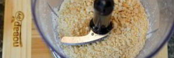 зате — запеченные кусочки курицы, замаринованные в пикантном маринаде с пряностями и арахисом