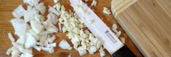 зате — запеченные кусочки курицы, замаринованные в пикантном маринаде с пряностями и арахисом