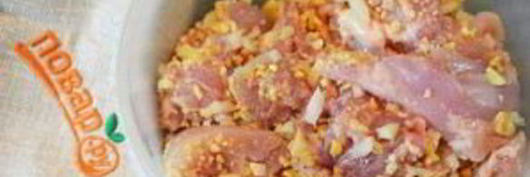 зате — запеченные кусочки курицы, замаринованные в пикантном маринаде с пряностями и арахисом