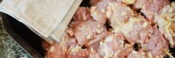 зате — запеченные кусочки курицы, замаринованные в пикантном маринаде с пряностями и арахисом