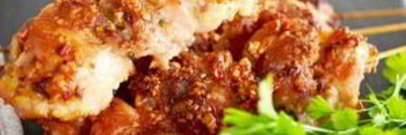 зате — запеченные кусочки курицы, замаринованные в пикантном маринаде с пряностями и арахисом