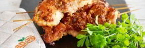 зате — запеченные кусочки курицы, замаринованные в пикантном маринаде с пряностями и арахисом