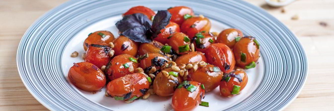 Жареные помидоры с кедровыми орешками и базиликом