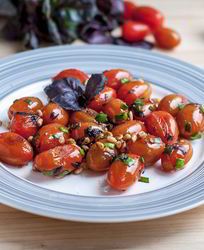 Жареные помидоры с кедровыми орешками и базиликом