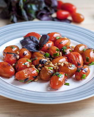 Жареные помидоры с кедровыми орешками и базиликом