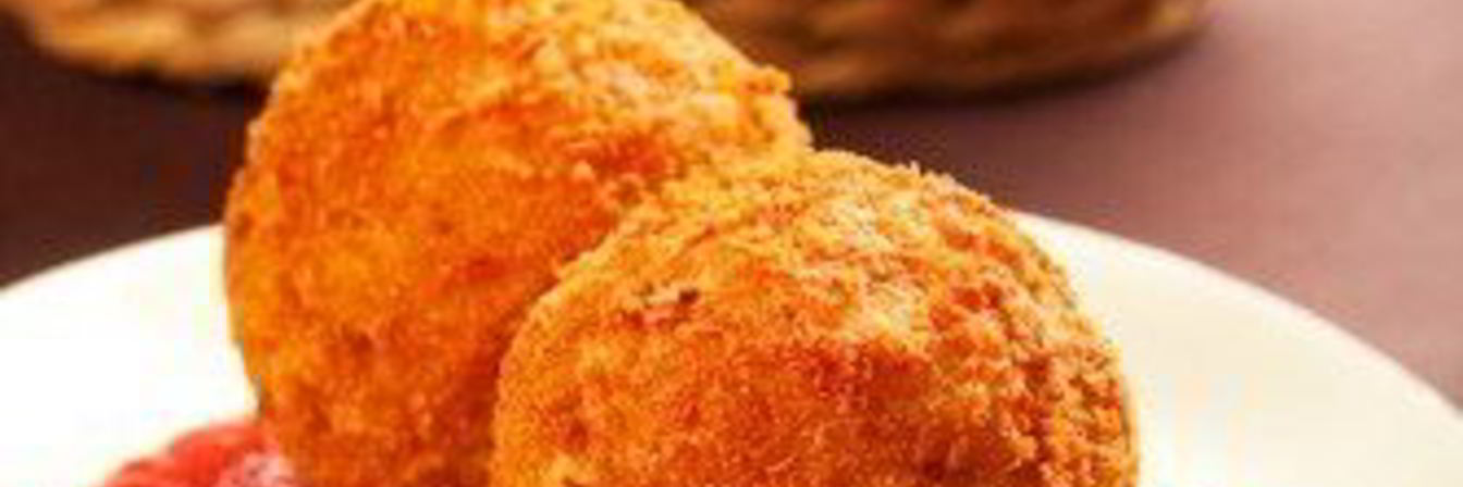 Жареные рисовые шарики с сыром и зернами граната