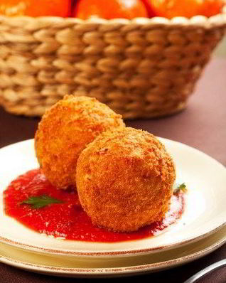 Жареные рисовые шарики с сыром и зернами граната