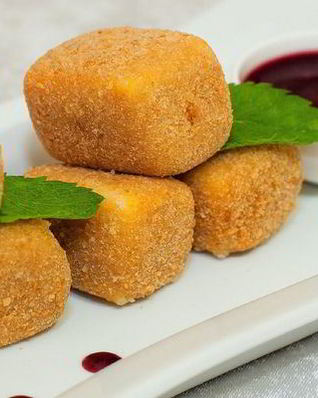Жареные сырные кубики с соусом