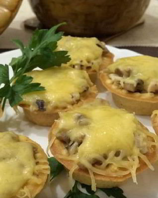 Курино-грибной жульен в тарталетках